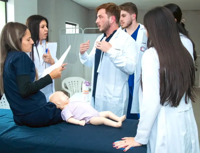 Medicina na UCP de Pedro Juan: estações de simulação  clínica garantem excelência no preparo para o Revalida