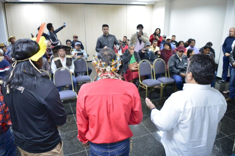 Carlos Bernardo recebe ritual de pajelança das tribos indígenas de MS