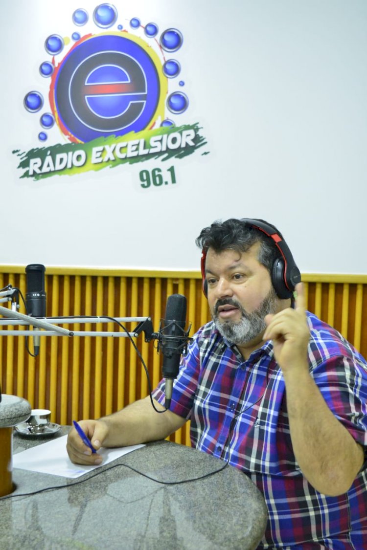 Carlos Bernardo concede entrevista em rádio de Nova Andradina