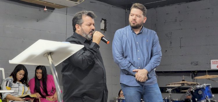 Carlos Bernardo participa de culto em Ponta Porã