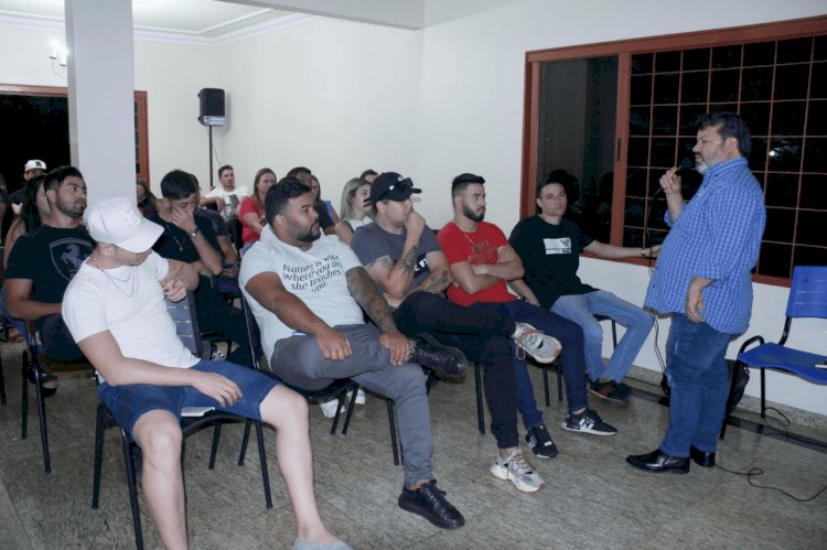 Carlos Bernardo participa de reunião com influencers digitais