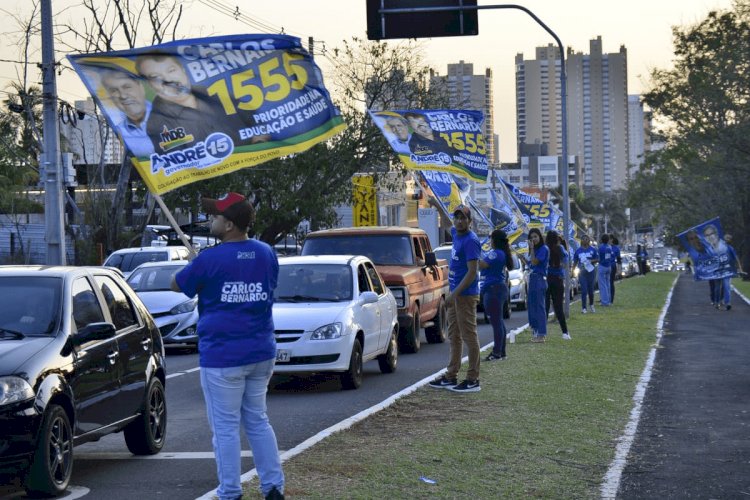 Equipe de Carlos Bernardo realiza adesivaço em Campo Grande