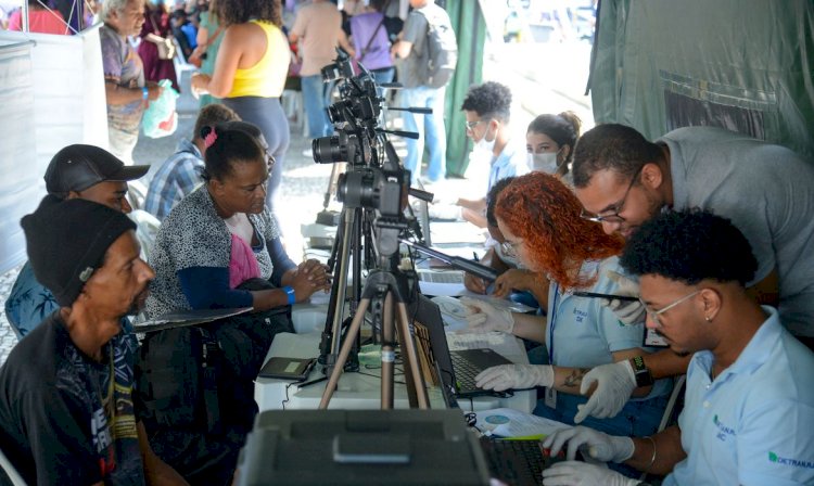 Mulher que viveu na rua é parceira do TJRJ em ação pelo registro civil