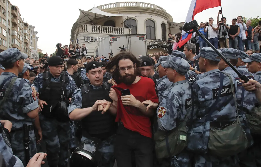 Rússia prende cientista político acusado de tráfico de drogas após publicações sobre eleições