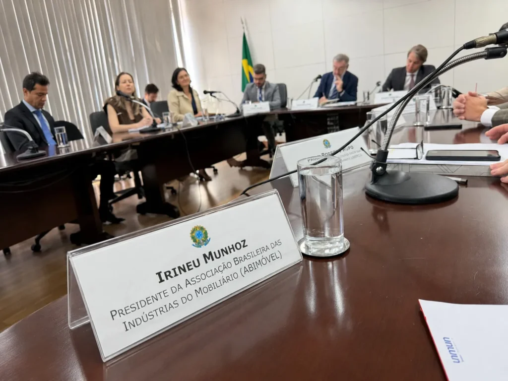 Governo destina R$ 6,49 bilhões para apoiar exportadores afetados por tarifas dos Estados Unidos